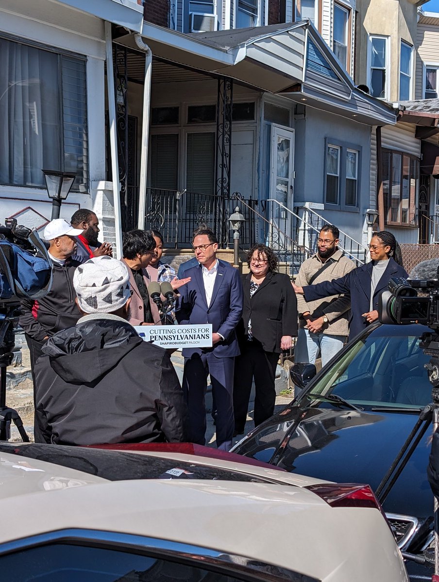 More than a thousand homes across PA have been fixed through #WholeHomeRepairs. Today I was honored to join @GovernorShapiro in celebrating the successes of this program right here in Philly. 🛠️ Thank you, Dominique, for welcoming us to your home and sharing a bit of your story!