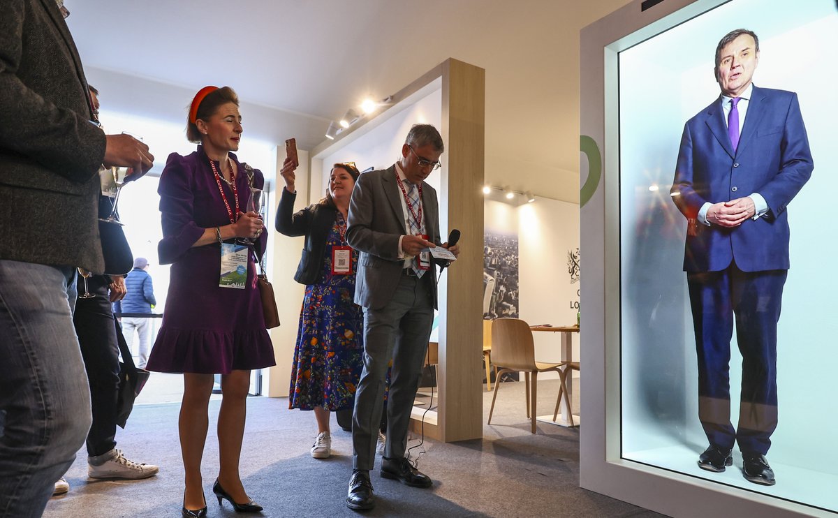 London's booth was buzzing at #MIPIM2024!🕴In collaboration with Primera, we showcased city influencers as holograms, each reflecting London’s diverse creative and economic vitality. 🇬🇧🚀 Find out more at ow.ly/29uA50R1f0u #ARHT #Holograms #London