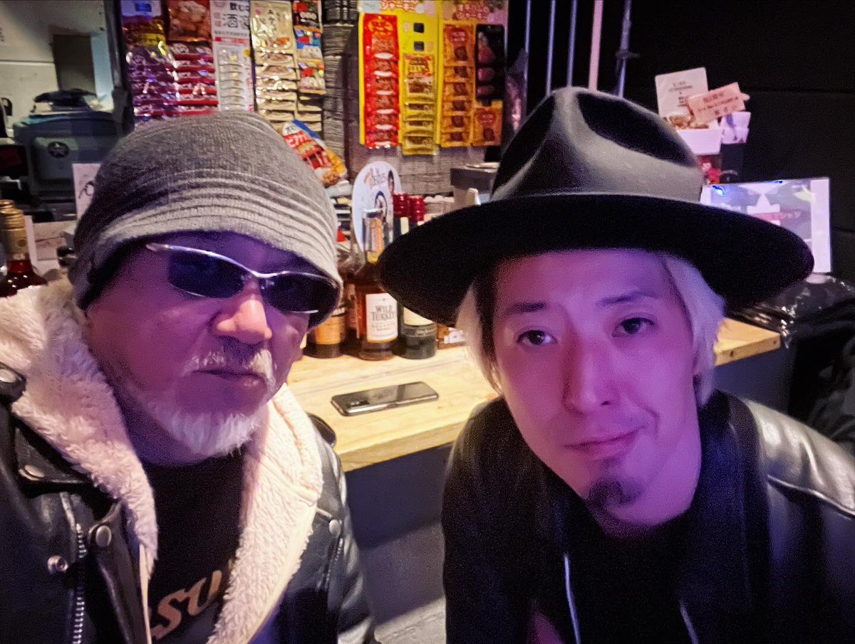 Jimisen1983's tweet photo. 久しぶりな再会、Swiss Pornoユイ君❗️
…そして、Gibson集会は相変わらず強烈なラインナップで実勢価格合計300万円に届きそうな😱
そんな中、弾きまくりぃー😂
お客様も含め皆さんお疲れ様でしたー
Adm引退まで後1日…
#gibson
#j180
#sj200
#j185
#hummingbird
#j45 https://t.co/fTAcSs9sr9