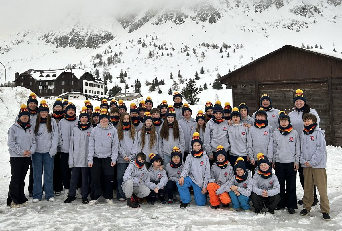 CumnorTrips's tweet photo. Final day group pic.. 
Thank you Sarah @St_Berts for the hats and snoods that have kept us warm and @SnowtraxxUK for putting together an amazing week for us. 
Parents the children are looking forward to seeing you tomorrow morning. Will keep you updated with our ETA. https://t.co/IPj53XNyJc