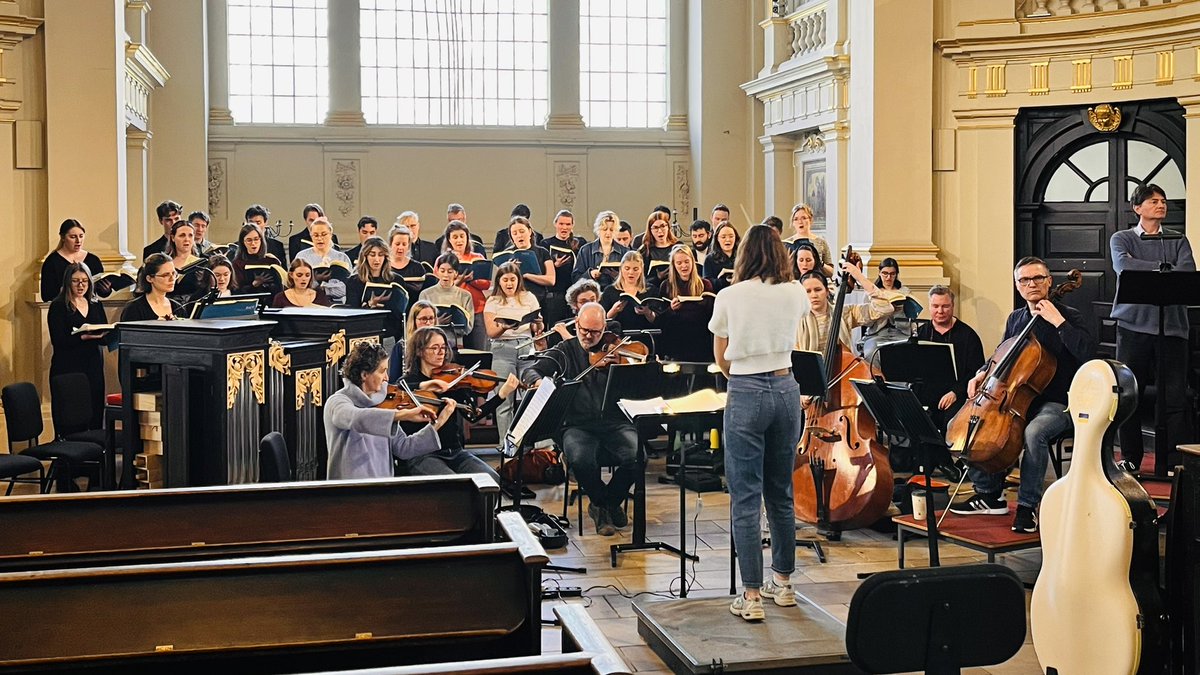 Bach St John Passion on it’s 300th anniversary sounding great in rehearsal! With St Martin’s Chamber Choir, Choral Scholars and Emerging Artists, directed by @OliviaTait8. A handful of tickets still available: stmartin-in-the-fields.org/calendar/bach-…