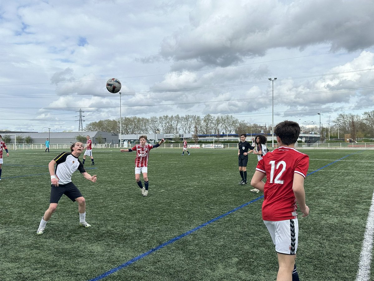 Et une semaine chargée pour la section ne pouvait se terminer que sur un terrain ! 

Noah, Celia et Antoine ont officié sur un match de barrage pour l’accès à la finale UNSS inter académique minimes ! 

<a href="/unssacadlille/">UNSS Académie de Lille</a> <a href="/unss/">UNSS_National</a> @ssfalens <a href="/LensLycee/">Lycée Condorcet Lens</a>