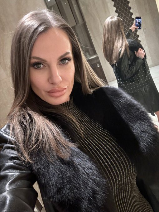 Last night I made 4 men drop to their knees to kiss my heels in a casino at the same time in front of<a href="/tag/vegasdomme"class="tags"><span>#vegasdomme</span></a>