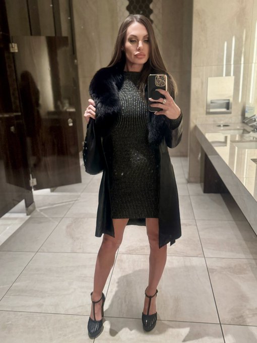 Last night I made 4 men drop to their knees to kiss my heels in a casino at the same time in front of<a href="/tag/vegasdomme"class="tags"><span>#vegasdomme</span></a>