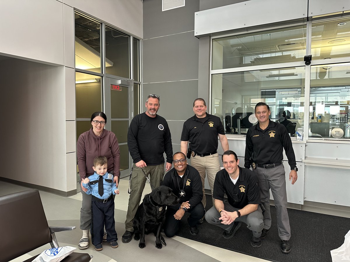 It's #FriendlyFriday! Mindy and Anik stopped by the Orland Park Police Department to drop off coffee and treats. Thank you both for the sweet treat! #Community #OrlandPark