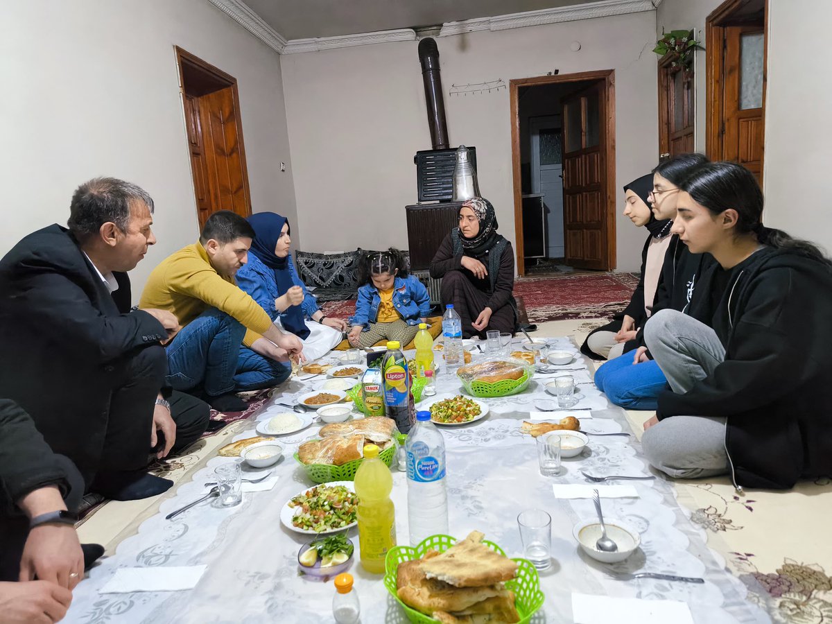 Kaymakamımız ve Belediye Başkan V.  Sn. Rahmi BULUT ve Eşi Hanımefendi Berna BULUT, Ramazan ayı vesilesiyle iftarda vatandaşımıza misafir oldular. Kıymetli vatandaşımıza misafirperverliğinden dolayı teşekkür ediyoruz.