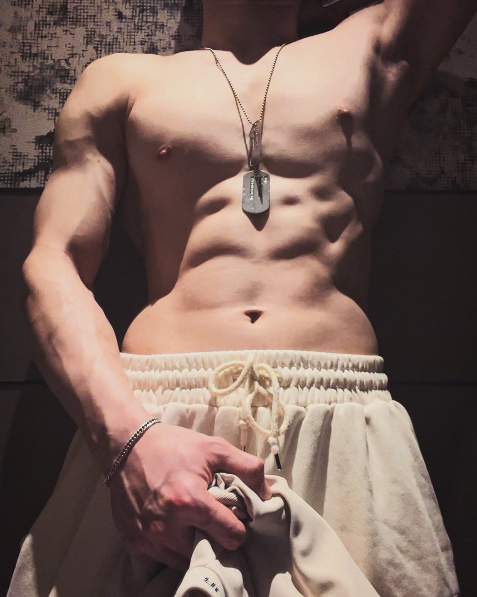 People are always blaming their circumstances for what they are。I don't believe in circumstances。The people who get on in this world are the people who get up and look for the circumstances they want, and, if they can't find them, make them。-----George Bernard Shaw