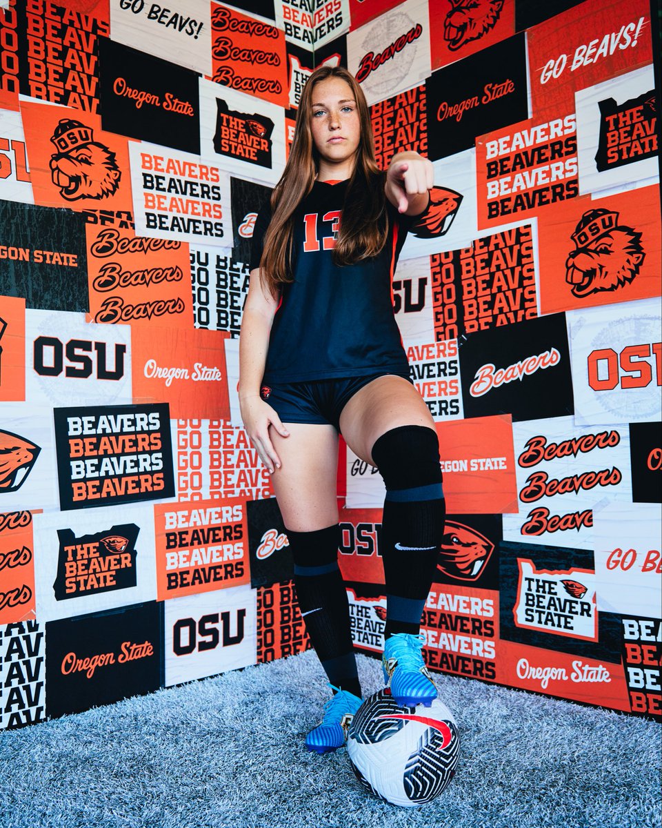 BeaverWSoccer's tweet photo. Join us in wishing @AntonsonLindsey a very happy birthday!🎂🥳

#GoBeavs https://t.co/Ub6QovMiGG