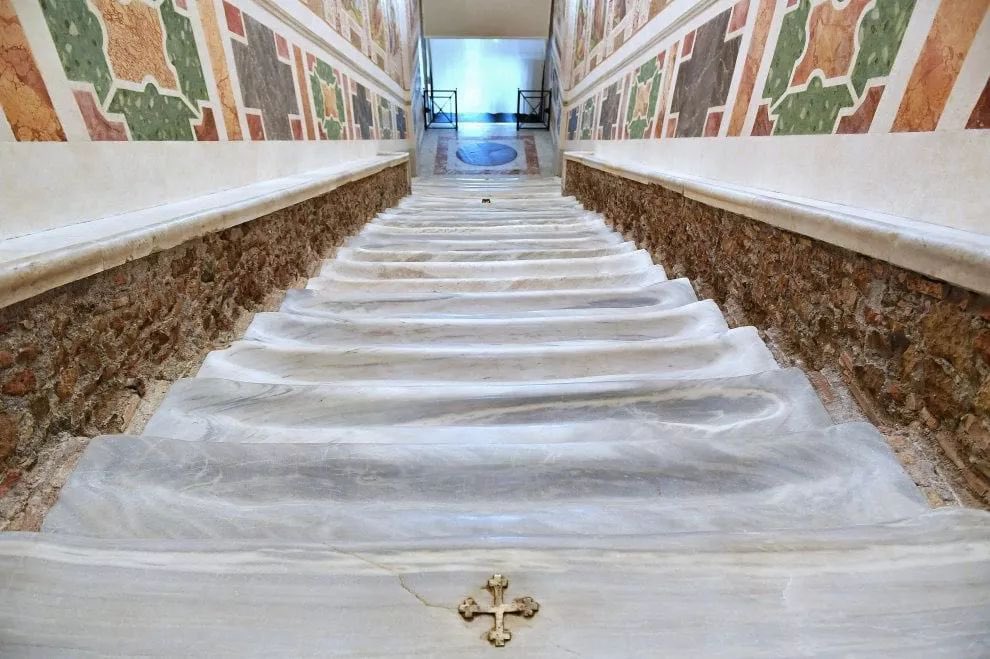 La #scalasanta 28 gradini di marmo, secondo la tradizione #gesù salì per raggiungere l’aula del palazzo di Gerusalemme dove Pilato lo condannò a morte