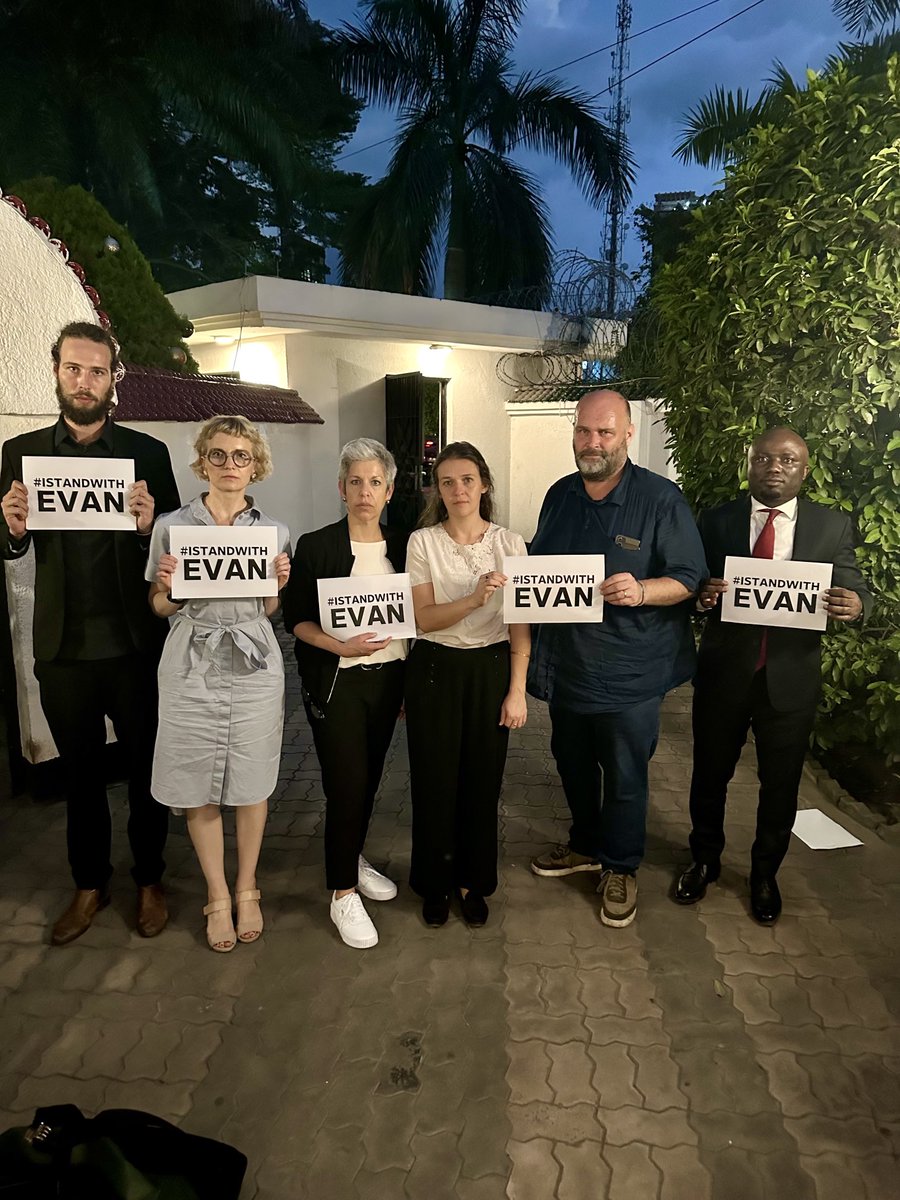 Standing with Evan all the way from Kinshasa. With colleagues from ⁦@lemondefr⁩ ⁦@radiofrance⁩ ⁦@RFI⁩. Feeling a lot of love for all our journalist colleagues for their support on this horrible day that should never have happened. #IStandWithEvan