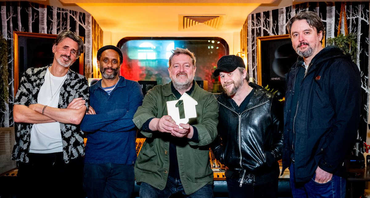 A huge thank you to everyone who bought / streamed / downloaded ‘AUDIO VERTIGO’, which has entered the charts today at Number 1. This is now elbow’s 4th studio album to top the charts in the UK.