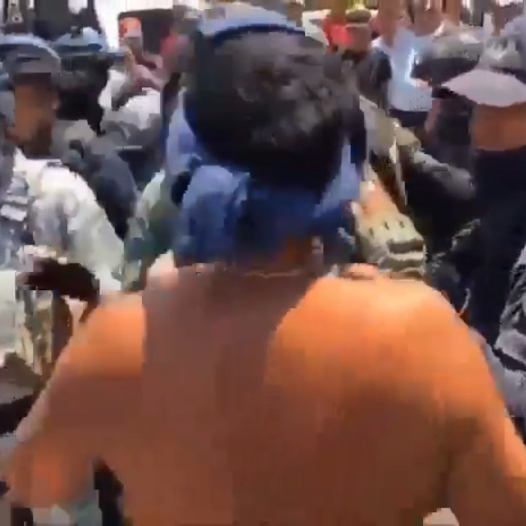 convdevenganza's tweet photo. Agregaré que ese tipo encuerado con el trapo azul hasta me dió cosa 😅, ha de ser el mismísimo Arcangel Gabriel o una persona con una vida llena de una pureza inigualable 🤣🤣🤣🤣🤣 https://t.co/UoebSvcB3B