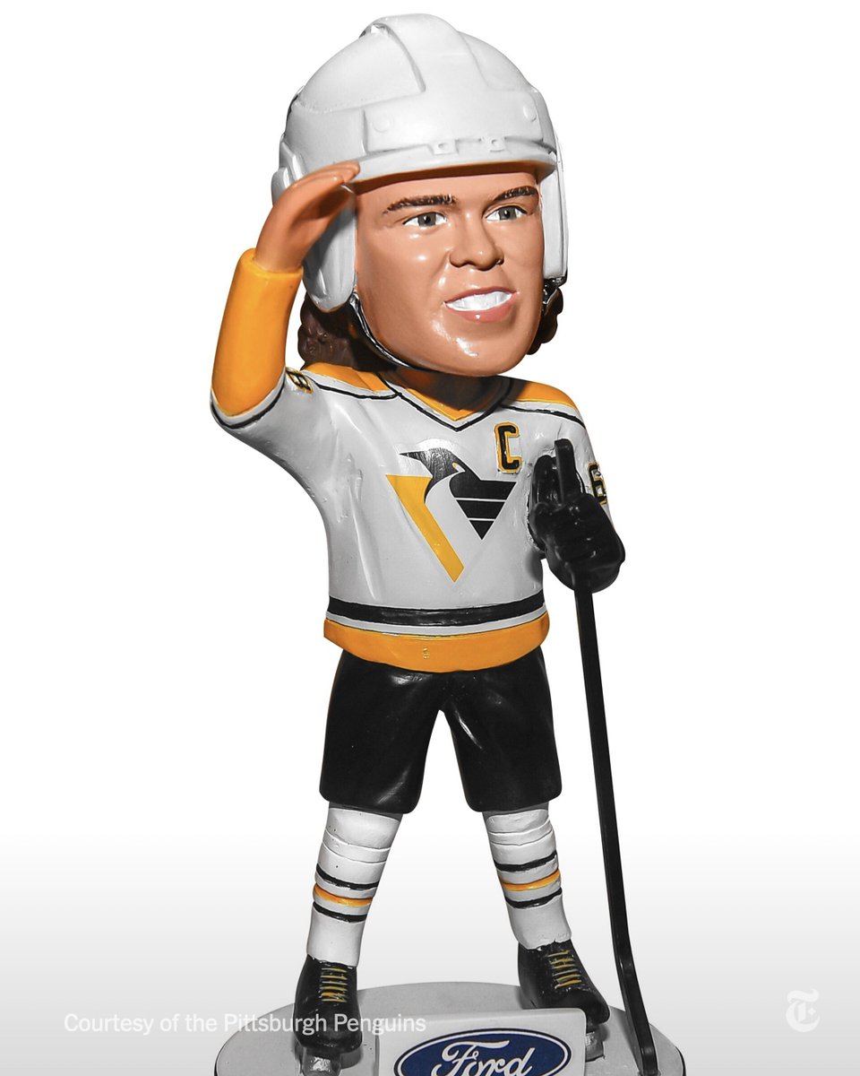 From @TheAthletic: One of the strangest stories in Pittsburgh Penguins history came to a conclusion this week when 18,000 — well, 17,999 — Jaromir Jagr bobbleheads were stolen and then returned. Here’s how it happened. nyti.ms/3VGHa4q