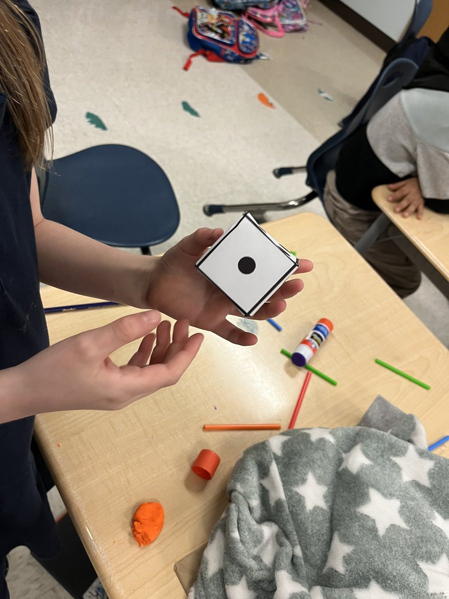 MsGloverK5's tweet photo. From 2D shapes we form 3D shapes! ๐งโ
My students could have done this for hours, we used straws & @PlayDoh for our math tools.
#MathFam #MathTalk #iTeach #FirstGradeMath https://t.co/5sDRsnYN77