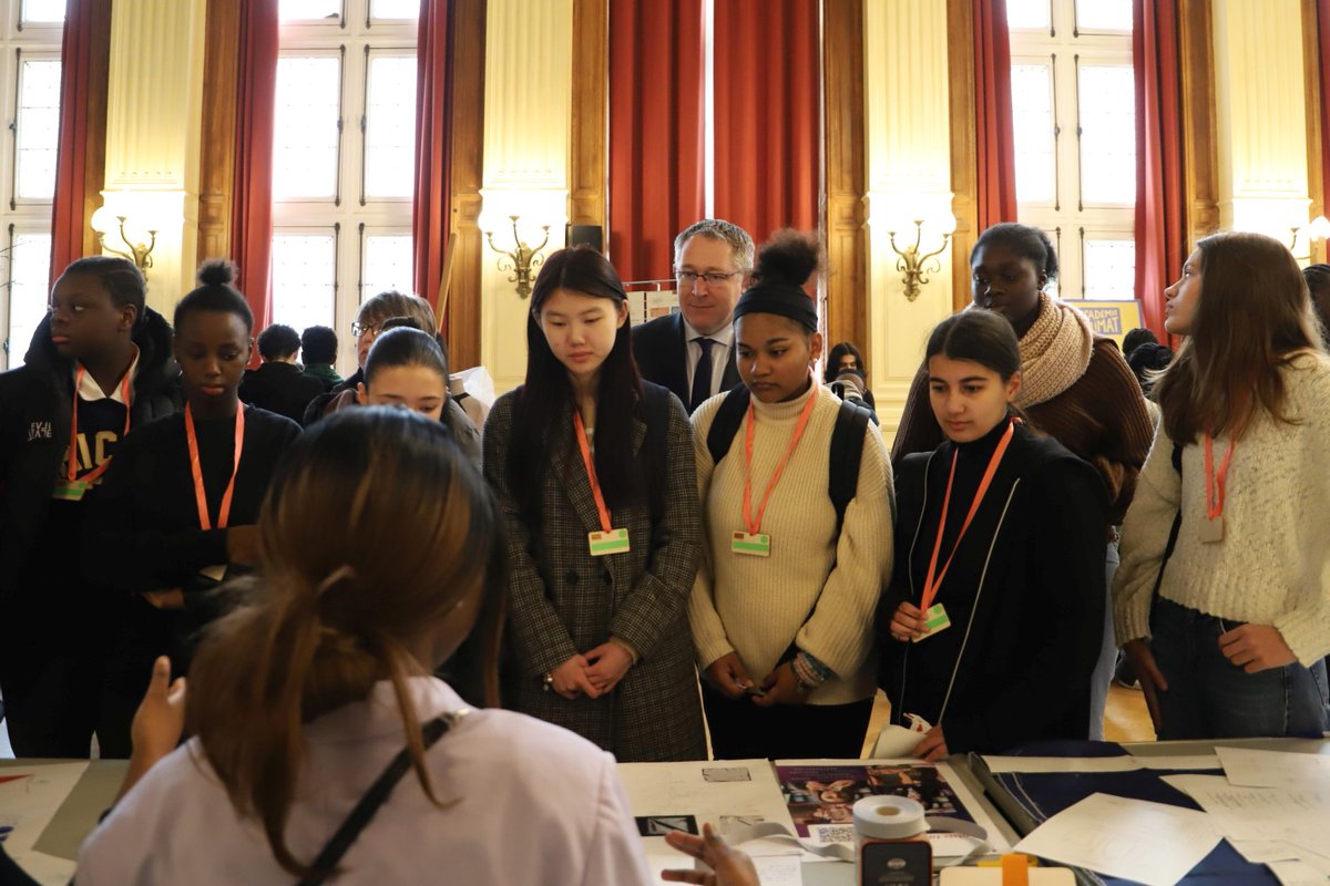 Les lycées professionnels de Paris rencontrent les collégiens ! Découvrez les 'Chefs d’œuvre & développement durable' à l'@AcademieClimat . 🌱 Une occasion unique de promouvoir la #voiepro et sensibiliser à l'éco-responsabilité. ➡️ ac-paris.fr/choisis-ta-voi…
