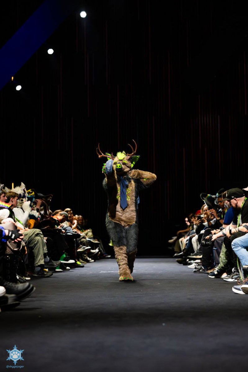 But is it fashion?🤔✨ (Thank you for the amazing pictures! 😁🐾 was a really fun first runway experience, hopefully followed by many more💚) 📸 -> @SkygeJager 🧵 -> @QueenPendas And big thx to the organisers of the fashion show at #nordicfuzzcon2024 #furry #FursuitFriday