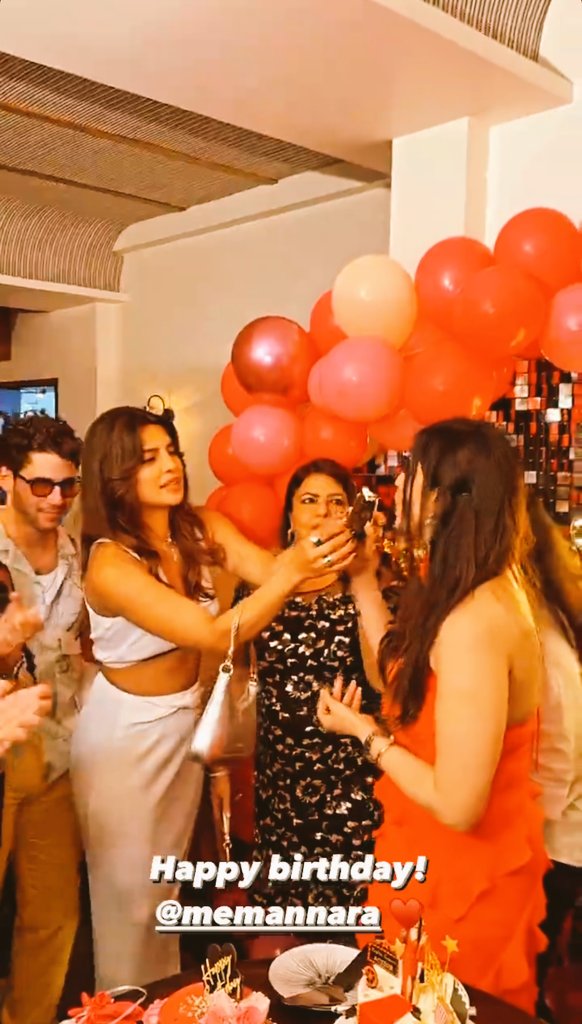 lata_annam's tweet photo. Wholesome Moment 😭🙈
Two DESI GIRL in one frame 💃
@memannara @priyankachopra

Family Vibe is the Best Vibe ever 🙏❤️

HAPPY BIRTHDAY MANNARA
BIRTHDAY QUEEN MANNARA https://t.co/TIfBHjfn9X