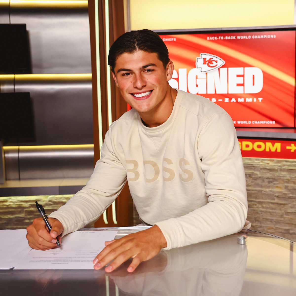 Chiefs's tweet image. From the United Kingdom to Chiefs Kingdom 🏴󠁧󠁢󠁷󠁬󠁳󠁿