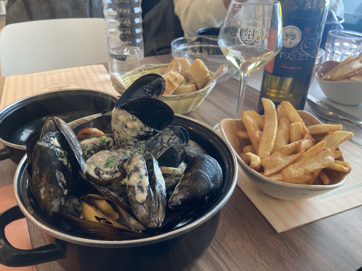 Some of the largest Breton moules we have seen in recent times ( a la creme) and a nice chilled Cotes de Gascogne to go with!….. ⁦@Rick_Stein⁩ ⁦@JackStein⁩ ⁦@sasstein⁩ ⁦@knackeredmutha⁩ ⁦@CharlieStein1⁩