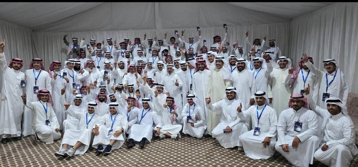 المرشح #منصور_السرهيد 
يجتمع من لجنته الإنتخابية ونسأل الله التوفيق 
#معاً_نستطيع