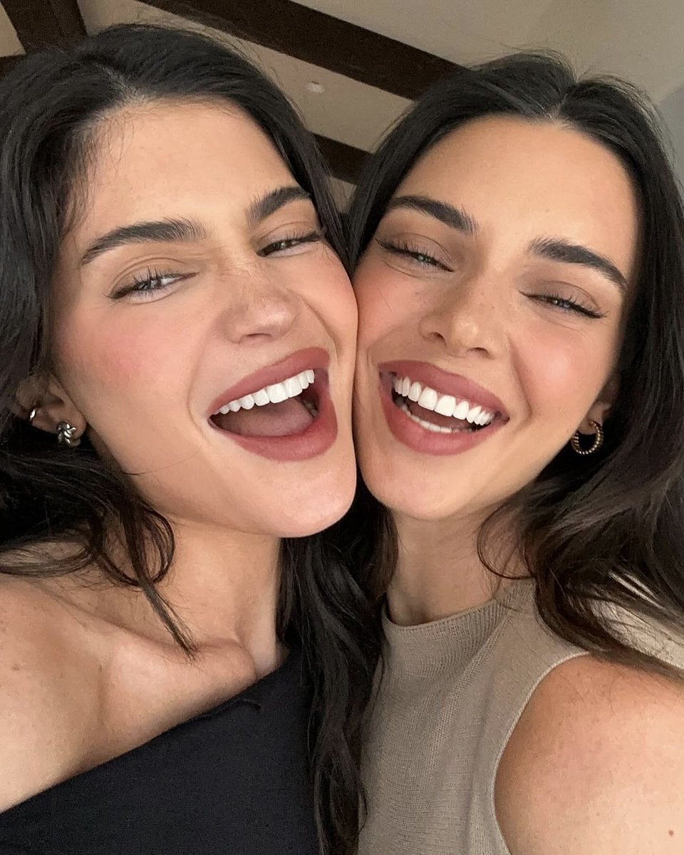 kylieversac's tweet photo. kylie &amp; kendall jenner https://t.co/6nl3mPPwcM