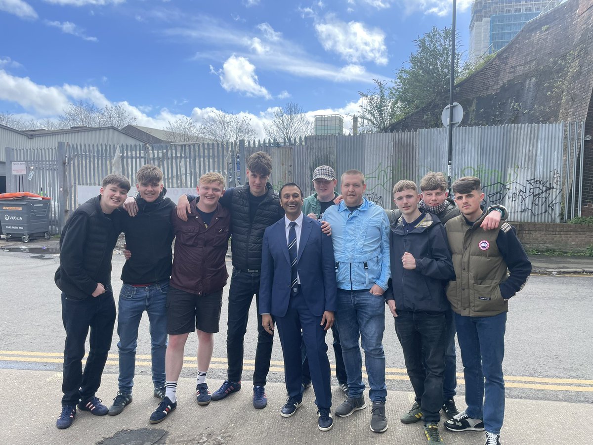 Richieoliver04's tweet image. Well if you told me this morning that I could walk around the den and bump into the man who truly has reunited our fan base with the club I would of laughed,can honestly say the bloke has now excited me even more for the future.Welcome abroad @shilensays 
#wba #westbrom #goingup