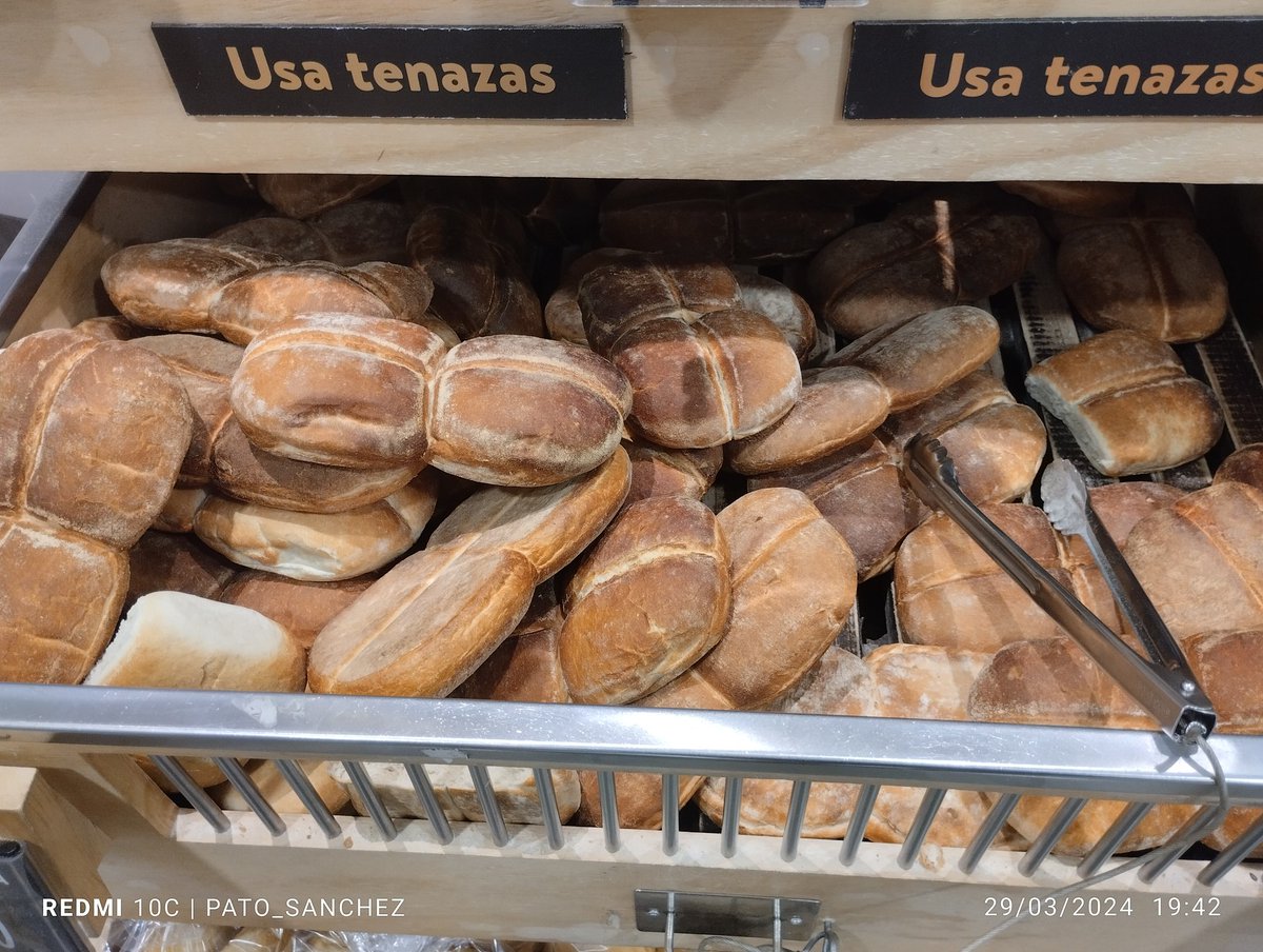 PatoSanchez's tweet photo. Que le pasó al pan del @LIDERcl  ? https://t.co/qYhk3F8plC