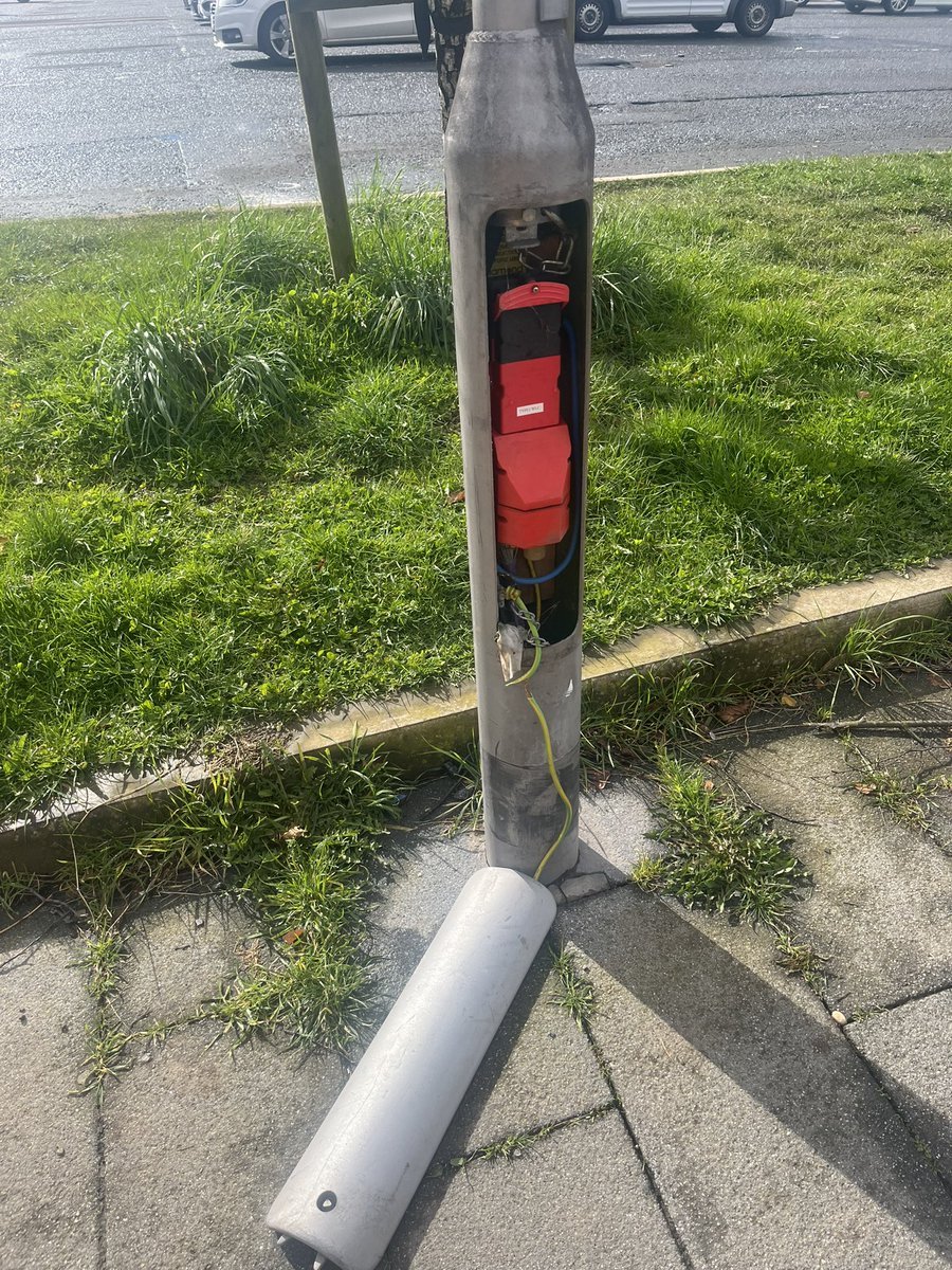 WHAction's tweet photo. Lamppost needing assistance now, Back of westside plaza ~ walking through under bridge to railway station forwards to Westerhailes health Agency. @edinhelp 
Also 5 seconds forward under the bridge there is graffiti “ on the ground” not pleasant art. https://t.co/6kqrTFjgaj