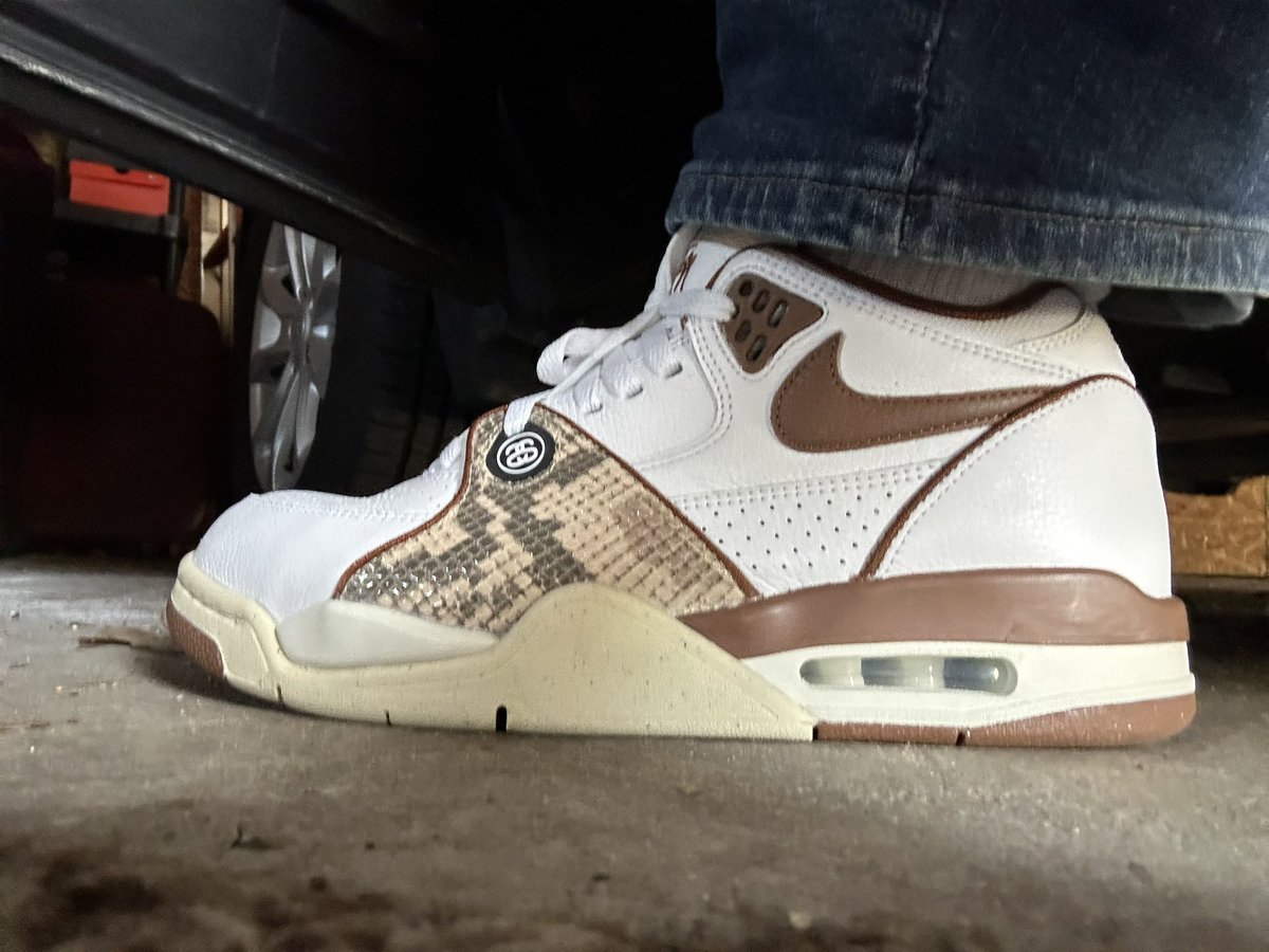 It’s Friday! Out with my family at our favorite restaurant and looking fresh. (Nike Air Flight ‘89 Low, Stussy collab, Pecan Brown colorway) #KOTD #yoursneakersaredope @nikestore @Nike @Stussy