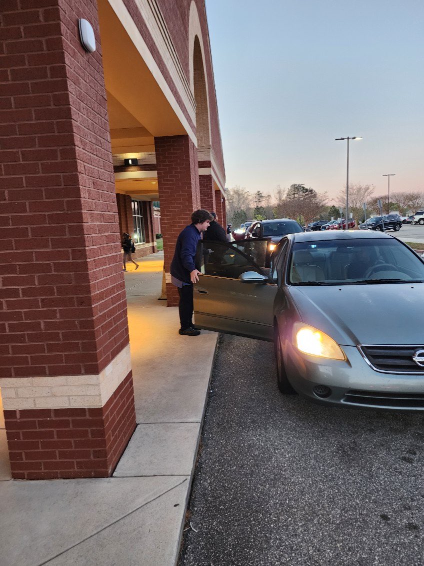 Our Golf student-athletes were back at it this morning greeting our Lion Cubs at ⁦@BES_hcs⁩ with smiles & high fives before spring break 🦁⁦#carpoolline #levelingup @LuellaHS_HCS⁩ ⁦@GolfSwimFlagLHS⁩