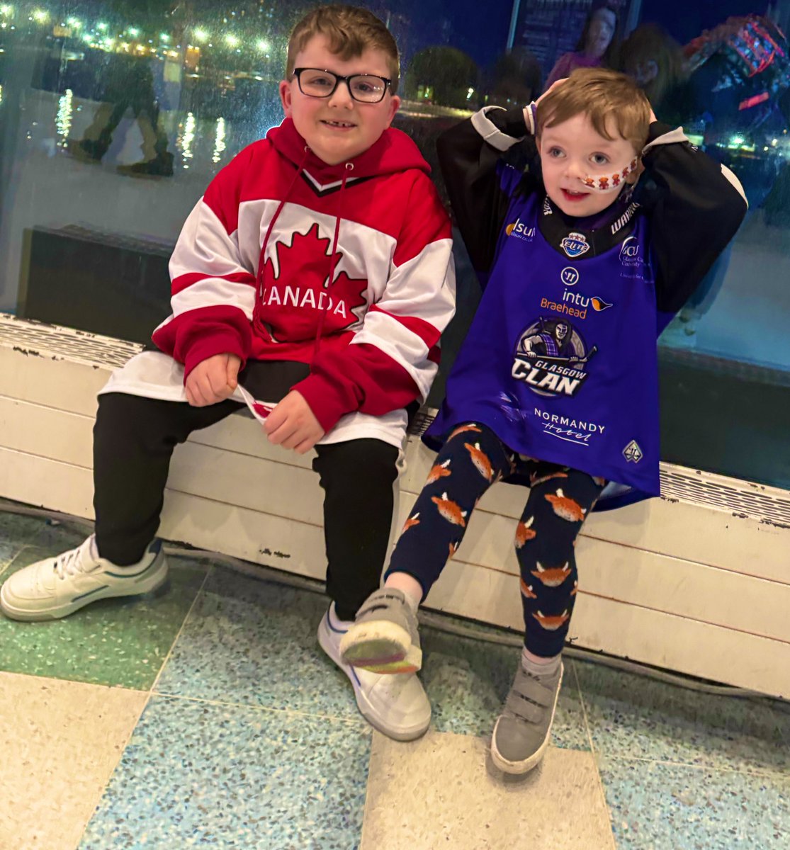 littleblondone's tweet photo. The ‘OG’ Gary Haden super fans- if this isn’t enough to convince @GaryHaden to come back next year… I don’t think anything will! 🙊💜💜💜
@lynsey_jay
#brodiebarrsuperstar #coachhunter
@ClanIHC @glasgow_clan @ClanOSC @glaclanupdates @MurphOnIce @2Mins4Chatting @ClanStands https://t.co/zHwh7axFxU