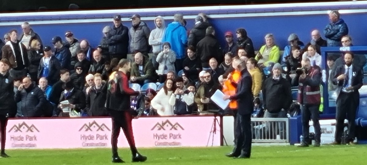 @ZakChelli Great to see you at QPR today...⚽️🤍💙🥊