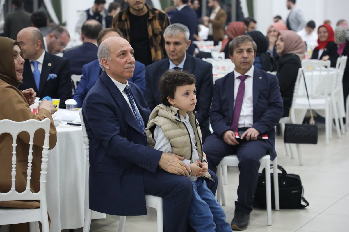 Baromuzun iftarını teşrif edip sıcak muhabbetini bizimle paylaşan çok değerli meslektaşlarıma, Adalet Bakan yardımcımız Sayın Av. Hurşit Yıldırım @yildirimhursit Bey’e, Vali yardımcımız Sayın Mehmet Hüseyin Nail Anlar Bey’e, İstanbul Milletvekili, TBMM Anayasa Komisyonu Üyesi