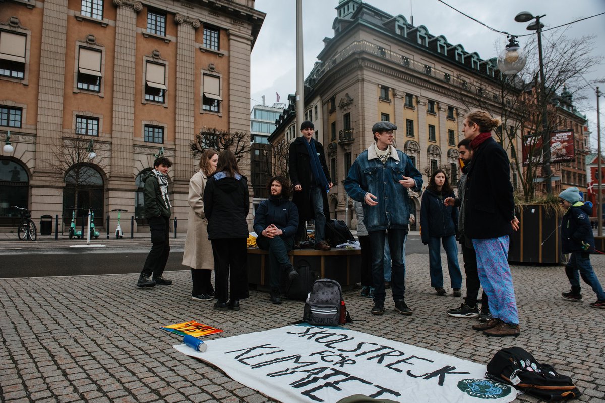 Climate strike week 293 We still stand in solidarity with Palestine! Earlier this week, a UN report was published showing clear signs that Israel is committing genocide in Gaza. We all have an obligation to raise our voices! #FreePalestine #FridaysForFuture #ClimateStrike