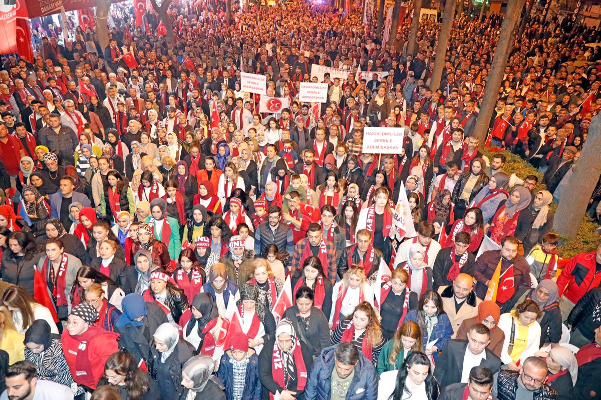 AdemMuratYucel's tweet photo. Teşekkürler Alanya'm!

Seçmen İletişim Merkezi'mizde binlerce hemşehrimizle bir araya geldik.

Bu gece katılımlarıyla bizleri onurlandıran, bizleri destekleme kararı alarak gücümüze güç katan Büyük Birlik Partisi'nin Sayın Genel Başkan Yardımcısı Alaattin Çakır'a, Cumhur İttifakı İlçe Başkanlarımıza ve en önemlisi her bir kardeşime ayrı ayrı teşekkür ederim.

İnşallah, 31 Mart akşamı zafer coşkumuzu paylaşmak için yeniden burada buluşacağız.

Şimdiden zaferimiz kutlu olsun!