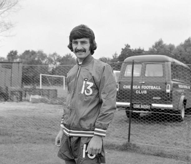 Chelsea physio Norman Medhurst 1971 behind him the exact same type of mini bus my old school burst about 3 years budget on in 1981. I would love someone like Cristiano Ronaldo to get ferried around in something similar today 🤣.