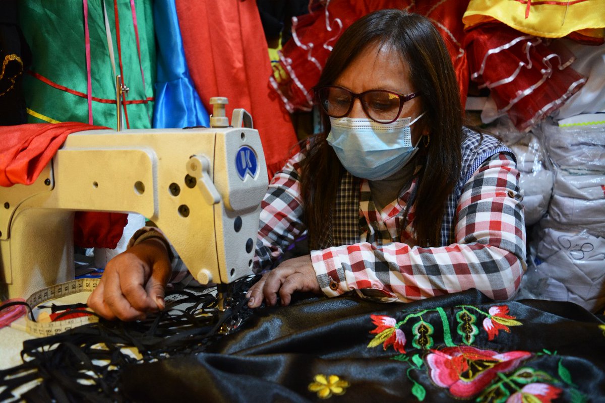 OITAndina's tweet photo. ¿Sabías que? 🤔💭
Las trabajadoras por cuenta propia de confección de #polleras 🧵🪡 en #Bolivia🇧🇴 aportan un 6️⃣0️⃣% al movimiento económico del mercado de confecciones 💪🏽
🙋🏽♀️Fortalecerlas mejora sus condiciones de empleo y acceso a oportunidades
+info➡️https://t.co/AjdcIGjLBP https://t.co/AlsRCsNZta