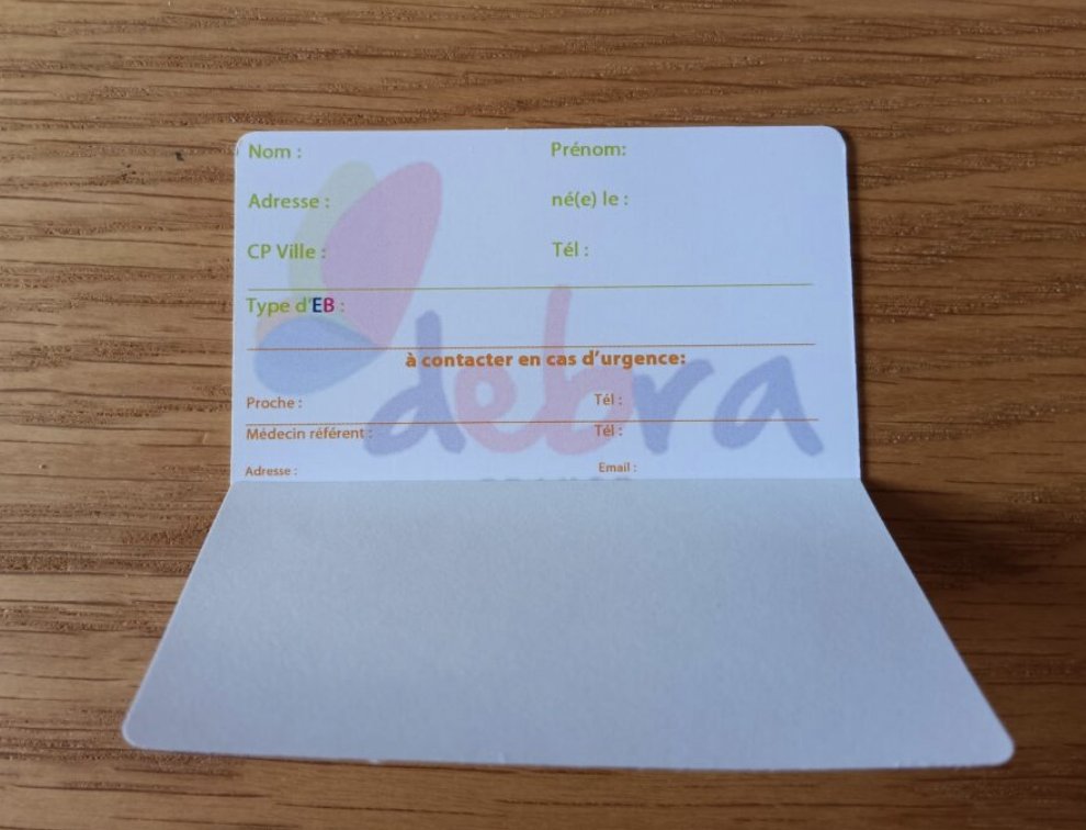 On vous présente la carte d'urgence 🚨
Une carte comprenant les informations principales concernant un malade atteint d'un maladie rare pour une prise en charge adaptée en cas de soins d'#urgence.
À commander sur notre site : debra.fr/boutique/