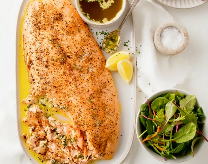 Lemony Garlic Butter Flaked Salmon for #FishFriday 🐟 #recipe taste.com.au/recipes/garlic…