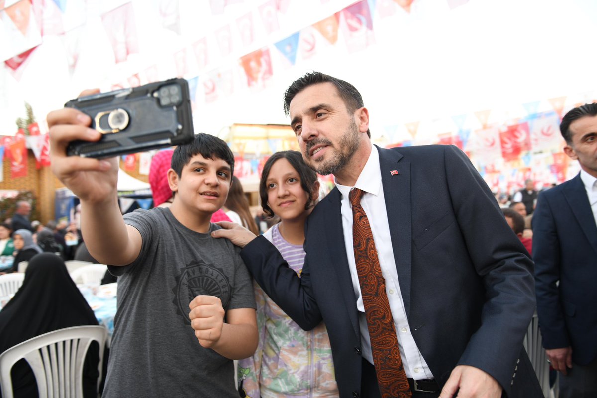 Kestel, bu akşam ‘’Meydan Boş Değil’’ dedi, mesajını verdi !

Maşallah, 9000 kişilik büyük Kestel iftarında Ramazan ayının bereketini paylaştık, kardeşlik soframızı daha da sağlamlaştırdık. Bunun adı bereket, bunun adı sevgi, bunun adı kardeşlik. 

Çok büyüksün Kestel, çok