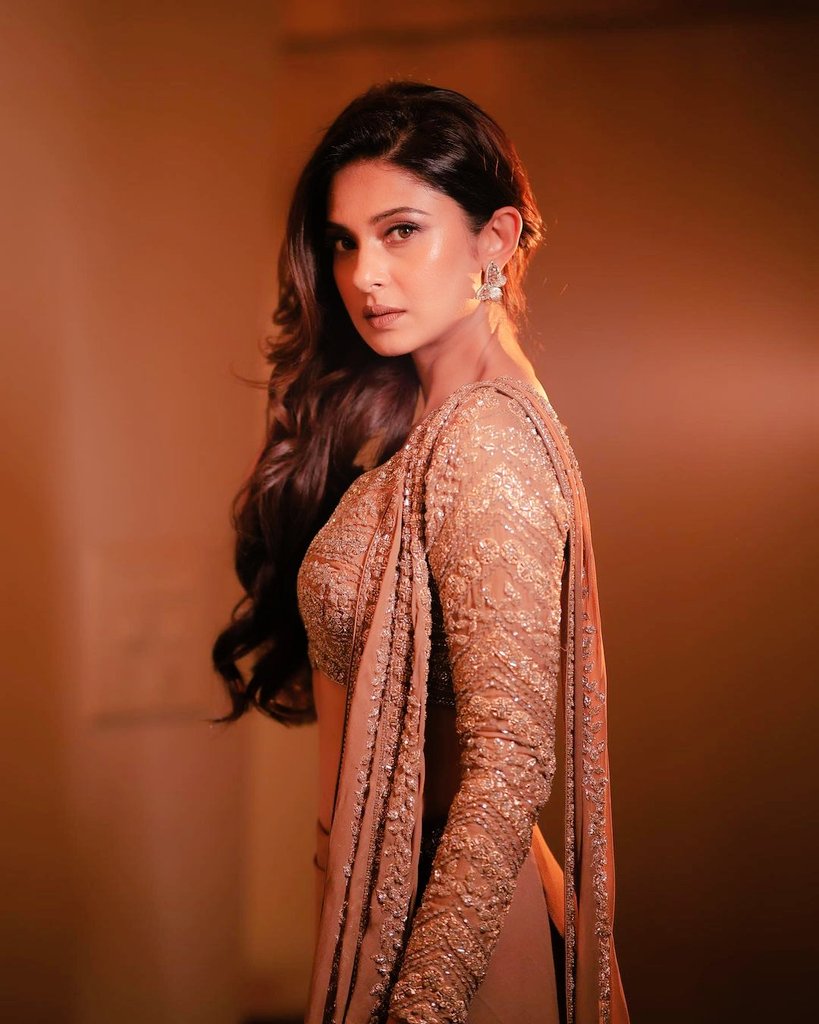 Shreya278's tweet photo. Whenever I come on X I see  tweets comparing other singers with Shreya Ghoshal and other itv  actresses with Jennifer Winget
This itself shows how versatile they both are in their respective career.
As a fan I feel so proud of them ❤️❤️
Queen #ShreyaGhoshal
Queen #JenniferWinget https://t.co/q6TMf7iOAI