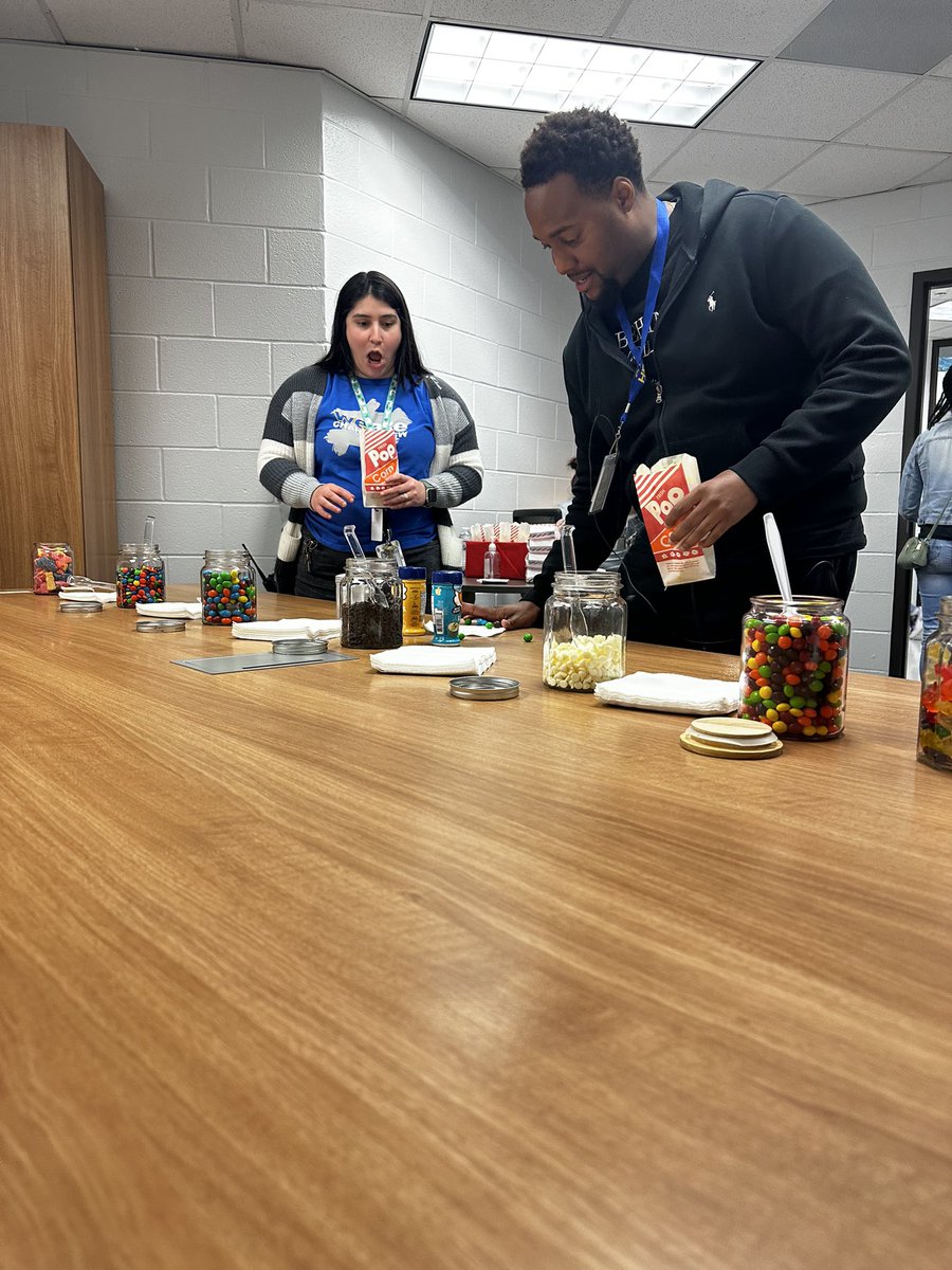 TaomiDavis's tweet image. In Hornet 🐝 Nation, we take our snacks seriously! 🌟 🍿 Treating our staff to a popcorn bar to show our appreciation! @AliceJohnsonJrH  #HornetNation #PopcornFun