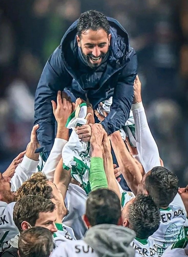 𝙍𝙐𝘽𝙀𝙉 𝘼𝙈𝙊𝙍𝙄𝙈: ¿𝙋𝙧𝙤𝙭𝙞𝙢𝙤 𝘿𝙏 𝙙𝙚 𝙇𝙞𝙫𝙚𝙧𝙥𝙤𝙤𝙡?

Con la noticia de Xabi Alonso quedándose en Alemania, en Anfield se ve al barbon como el favorito a sucesor de Klopp.
El siguiente es hilo es para explicar el cómo juega el Sporting del portugués.