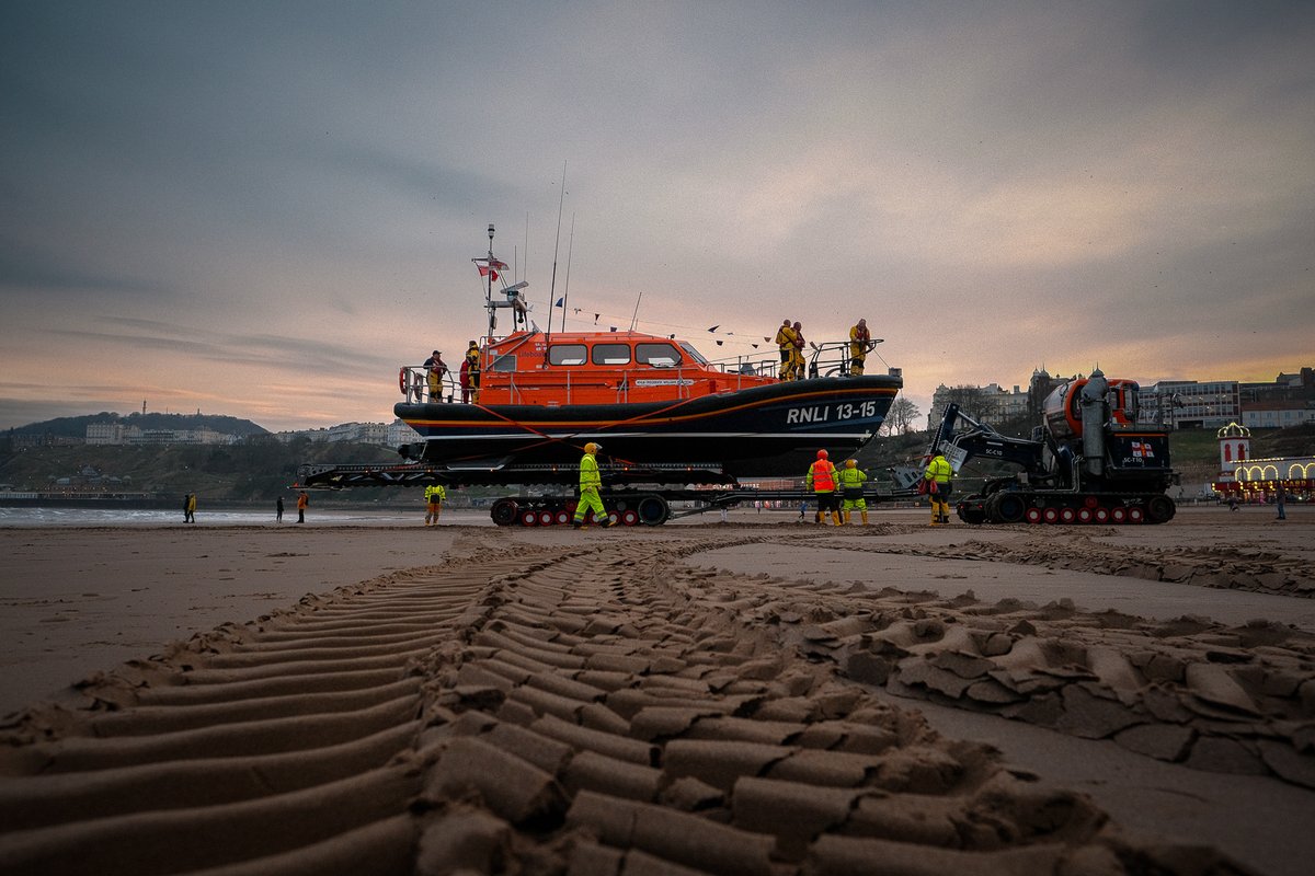 One of my latest photos of our @RNLI Shannon Class lifeboat, wanted to show the awesome SLARS and our awesome Shore Crew who launch and recover our lifeboat when needed. I kept thinking on this photo, don't get camera covered in sand! 😆 Have a great weekend!