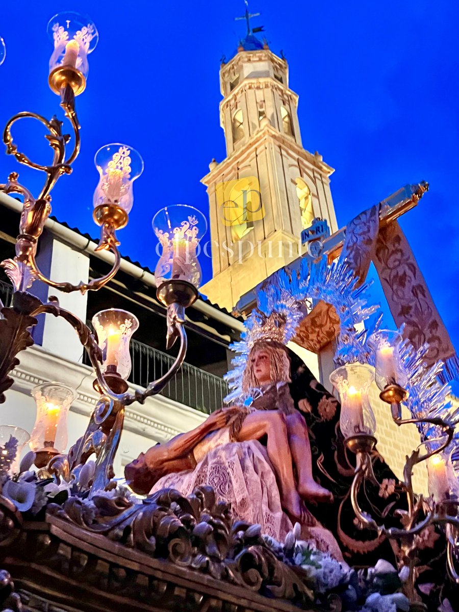 OSUNA | La Hermandad de la <a href="/V_Angustiaosuna/">Hdad V AngustiaOsuna</a> ya está en la calle. Acortará su recorrido para volver pronto a la Iglesia de la Victoria.
#SSantaSevilla24 

📸C.R.M.