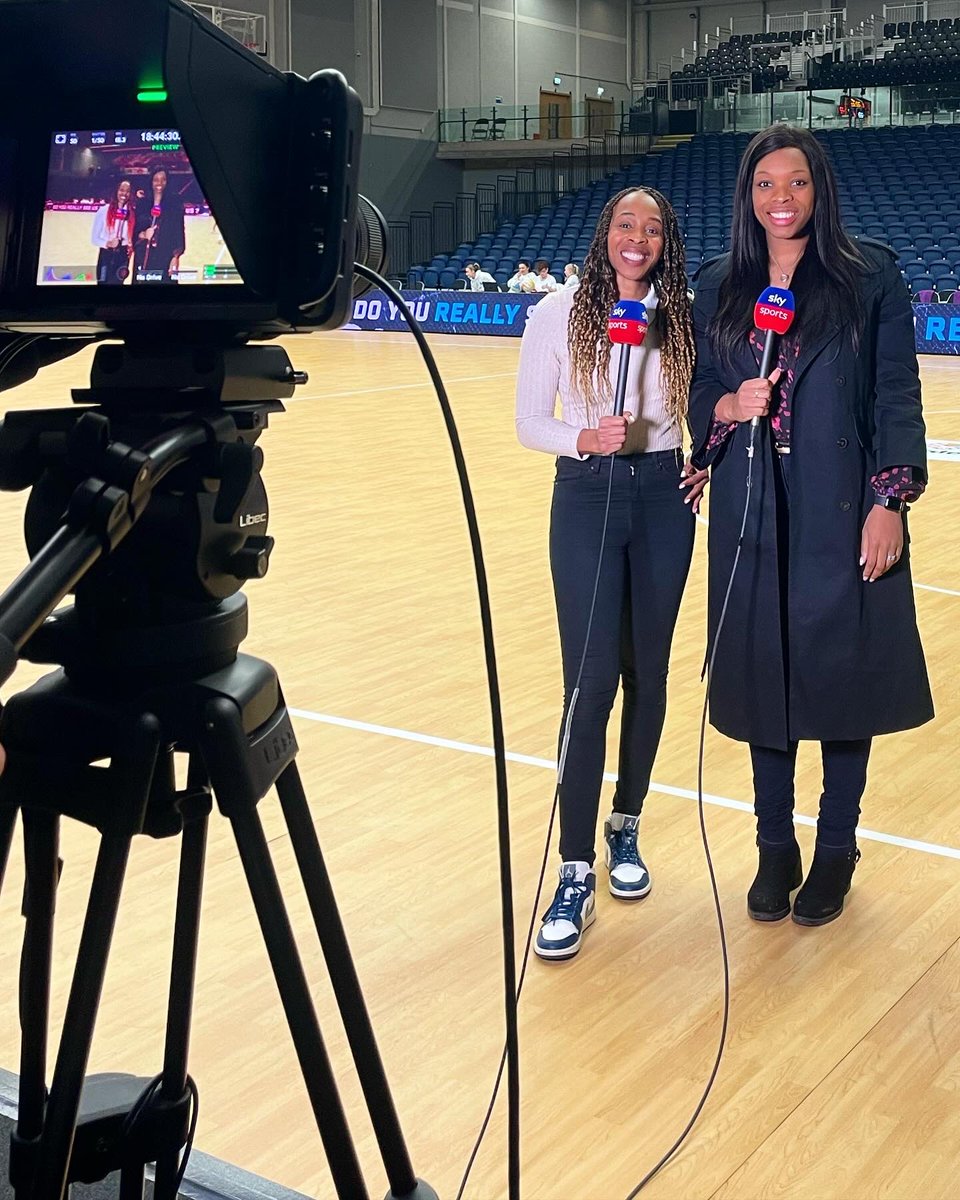 Great to be back in commentary with @PamelaCookey and the @SkyNetball team tonight in Glasgow! Tune in from 7.25pm for the game analysis ~ @LboroLightning v @SirensNetball @NuffRespectMgmt