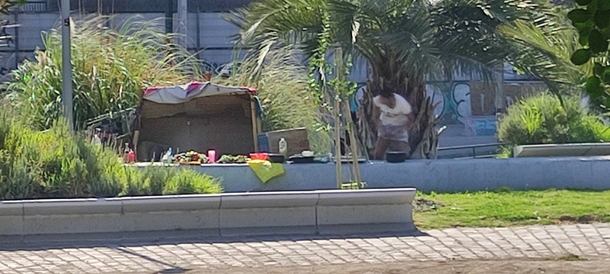 Ya vamos a cumplir 6 semanas desde que se instalaron rucos en la única plaza del Barrio (Pza Melipilla)

Y <a href="/Muni_Stgo/">Santiago</a> no hace nada, a pesar de que los territoriales están al tanto, hay 0 gestión

<a href="/kakito1/">Alejandro Correa Ortiz</a> <a href="/Santiago_Mekis/">Santiago Mekis</a> <a href="/rosarioxstgo/">Rosario Carvajal por Santiago</a> <a href="/Wilmeliza/">Wilma Varela Gutiérrez</a> <a href="/jmenaconcejal/">Juan Mena</a> <a href="/IraciHassler/">Irací Hassler Jacob</a>