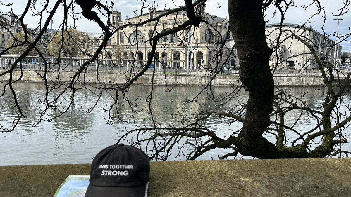 👀Cap on trip in Zürich: lovely small ‘Gassen’, old trees hanging over the Limmat, roses in every spring next to a church bc of Easter and I found some nakeds in Switserland!🤭