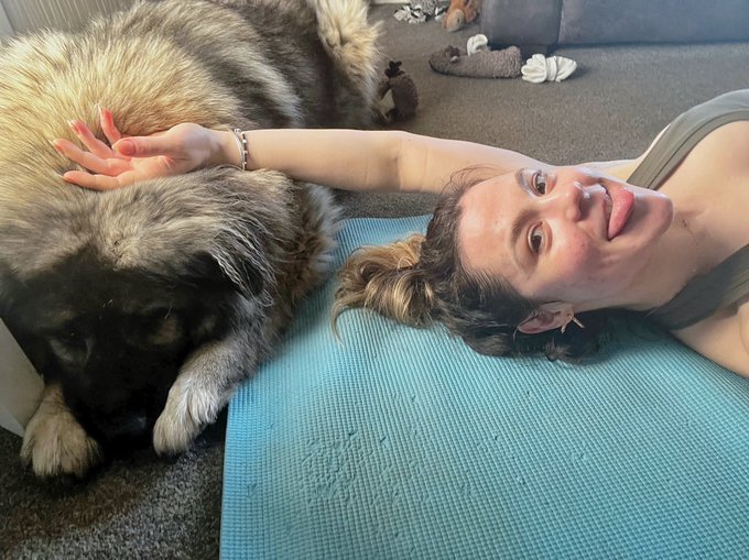 Thought she was being cute and supporting me during a horrific HIIT session, but later realised I had<a href="/tag/theburninggirls"class="tags"><span>#theburninggirls</span></a>