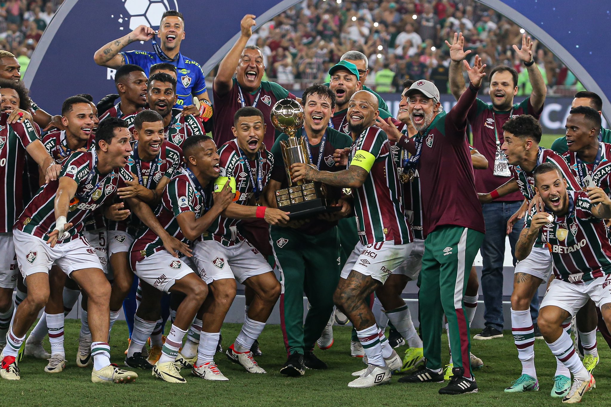 Time do Fluminense levanta a taça de campeão da Recopa Sul-Americana 2024